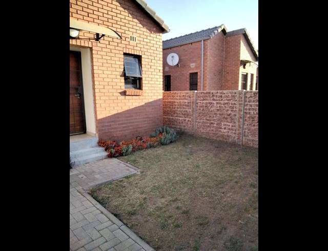 2 BEDROOM HOUSE FOR SALE IN SOUTH HILLS